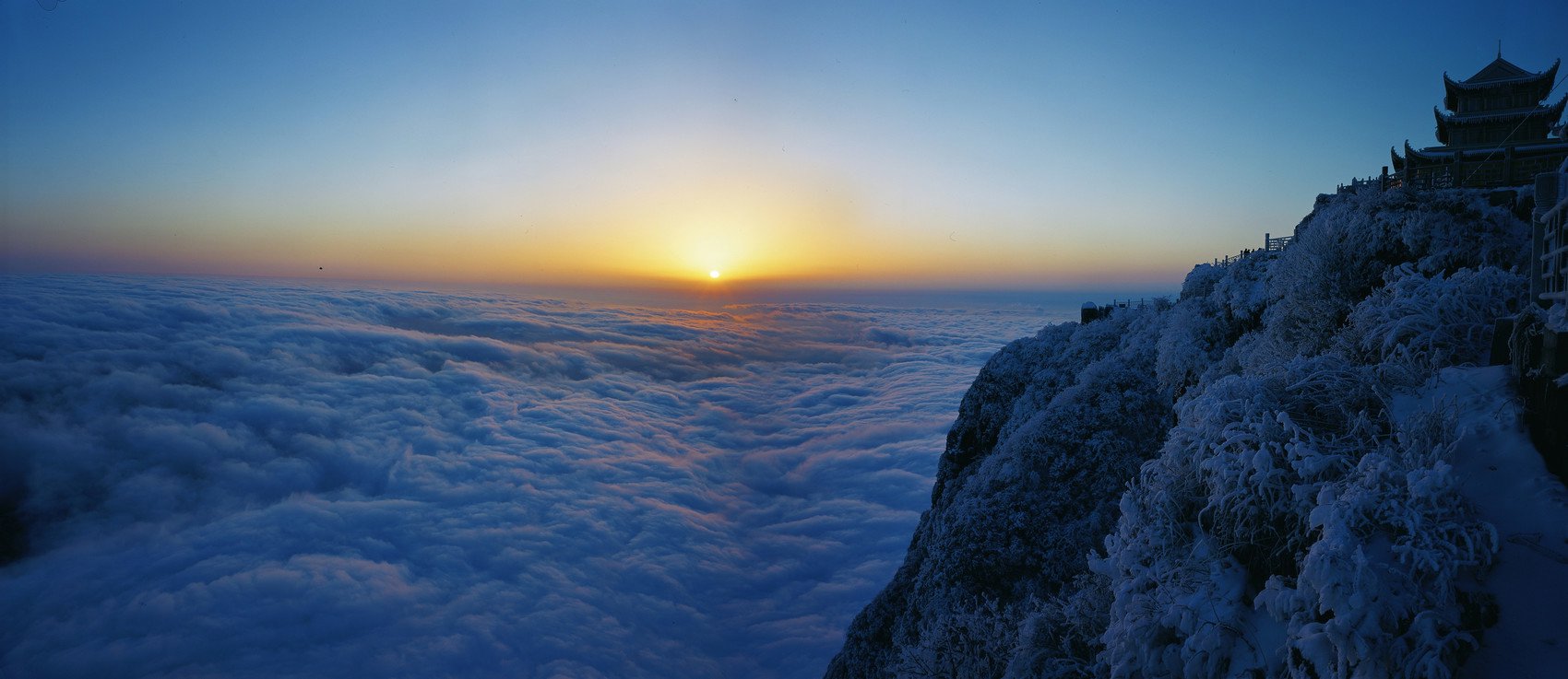 峨眉山冬季日出云海景观.峨眉山景区供图