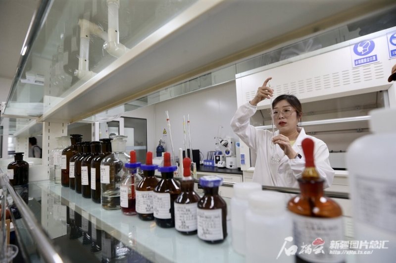 伊犁川宁生物技术股份有限公司员工在实验室做实验（资料图片）。记者 李瑞摄