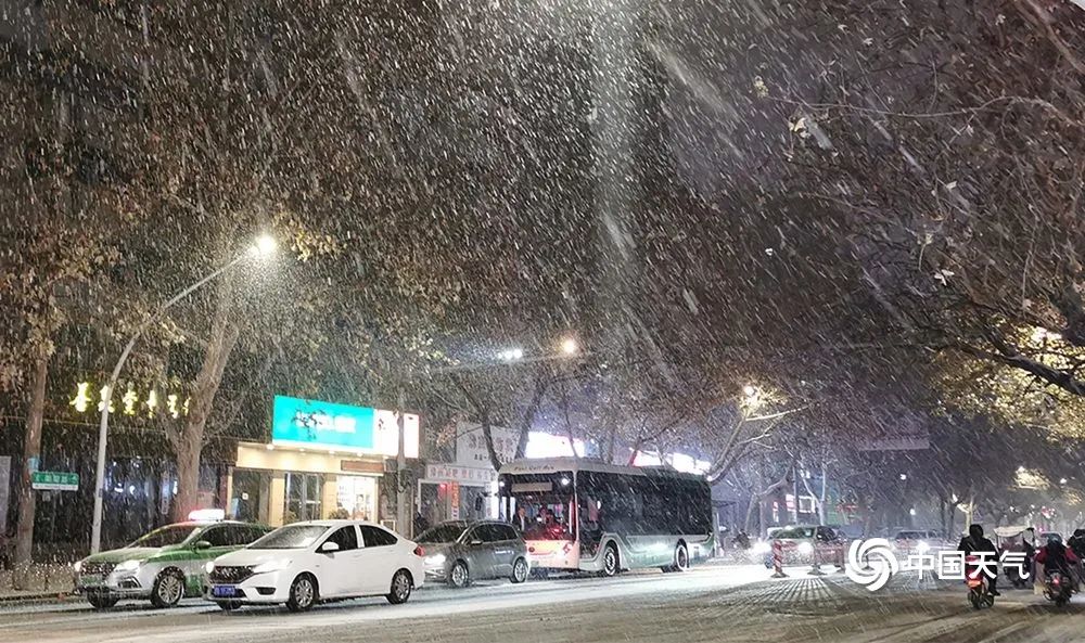 河南郑州出现大到暴雪。（图/邓国勇）
