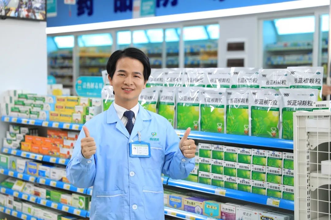 陈健帆在药店内.