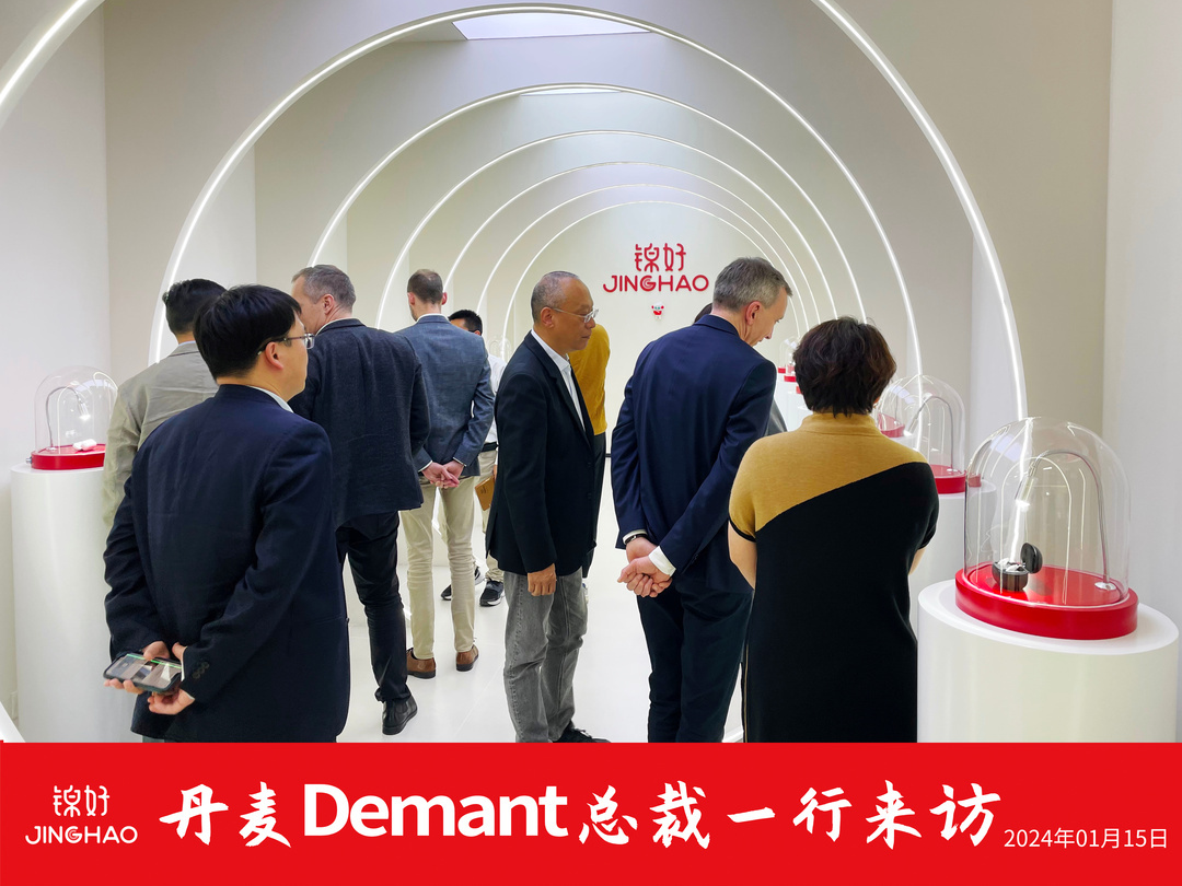 图为声学实验室负责人在声学实验室为客人进行介绍.