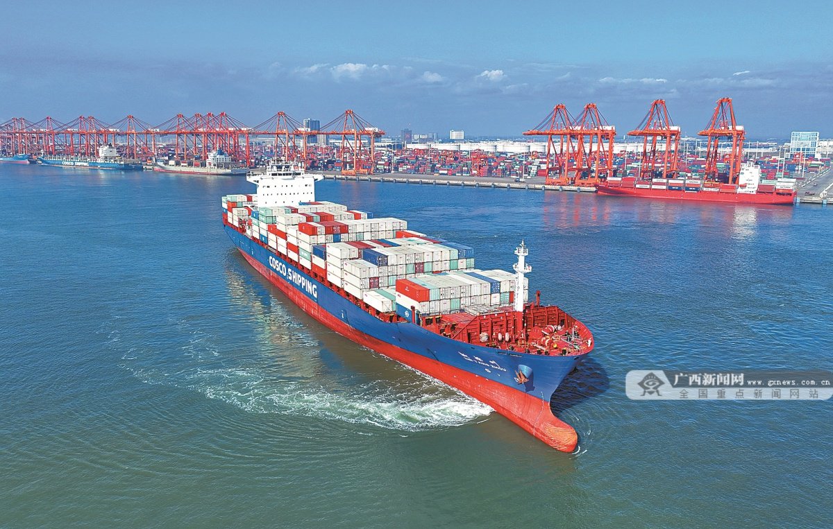 一艘满载集装箱的货轮正从钦州港一号泊位驶出.秦瀚新 摄