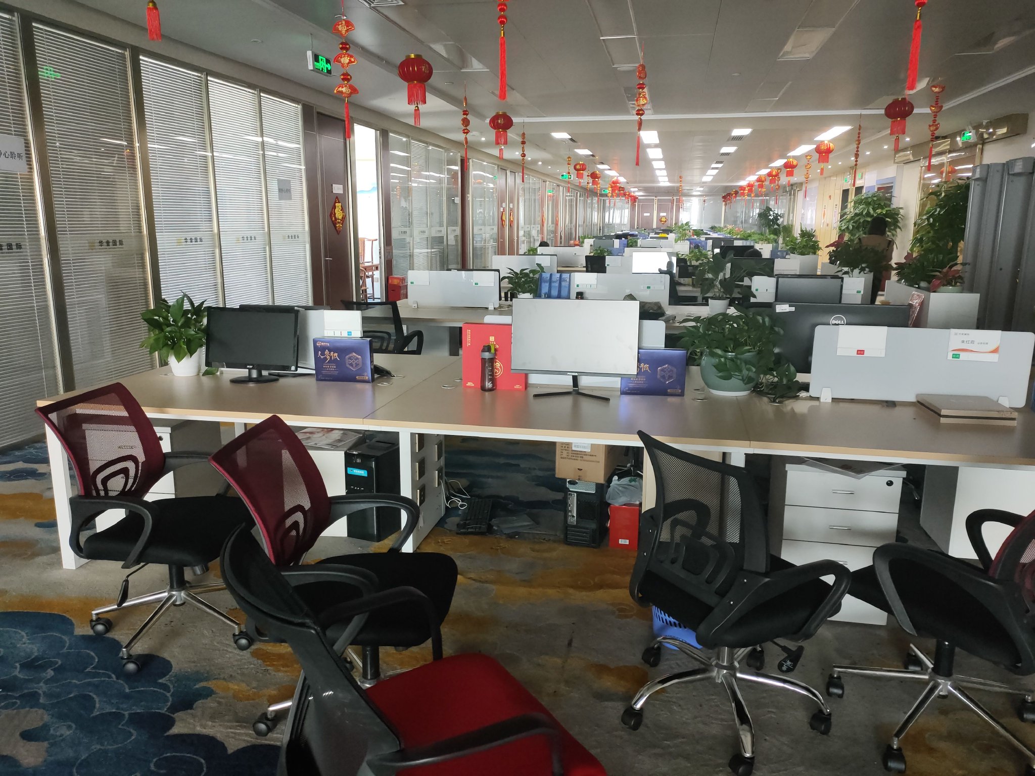鼎益丰位于深圳的某办公场所，投资人告诉记者以前这里坐的全是工作人员（记者拍摄）