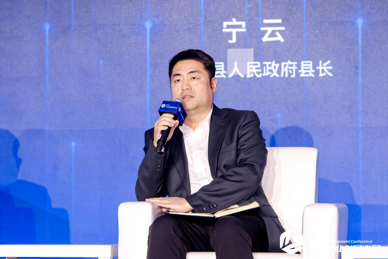 图为安吉县人民政府县长宁云