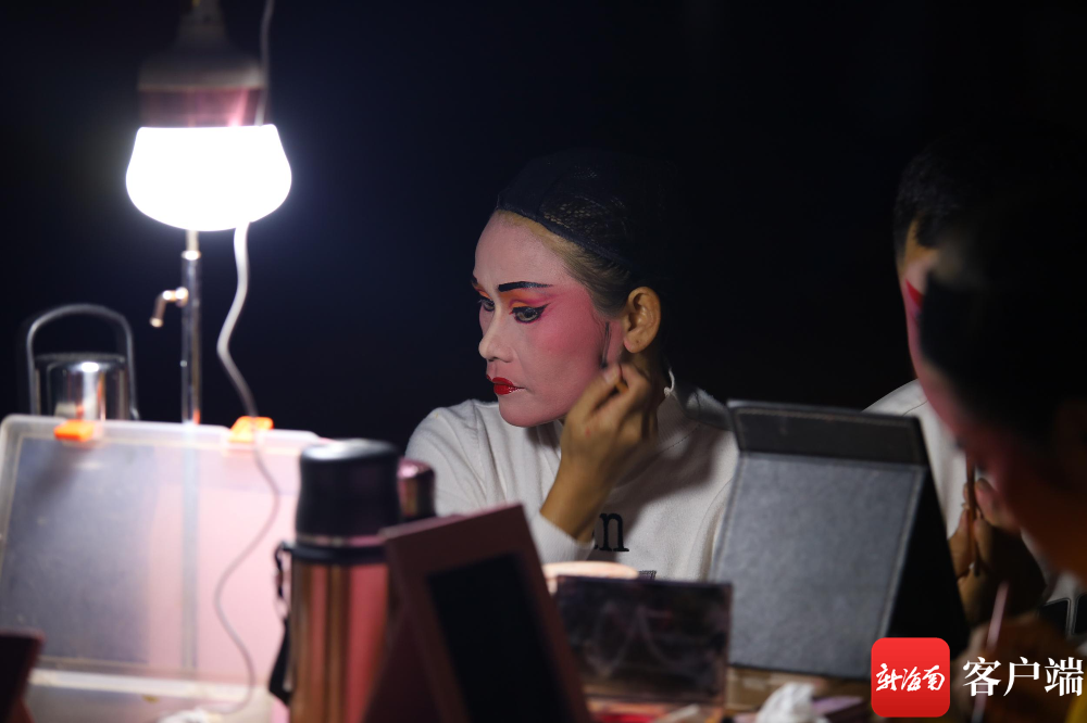 临高县木偶剧团临剧演员在表演前上妆.记者 林鸿羽 摄