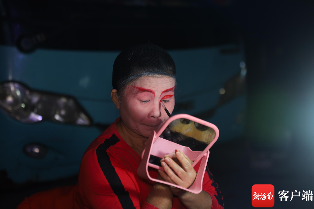 临高县木偶剧团临剧演员在表演前上妆.记者 林鸿羽 摄