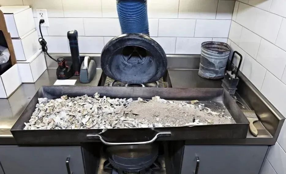男子发现妻子出轨,在殡仪馆工作的他,利用职务之便,把情敌送进火化炉