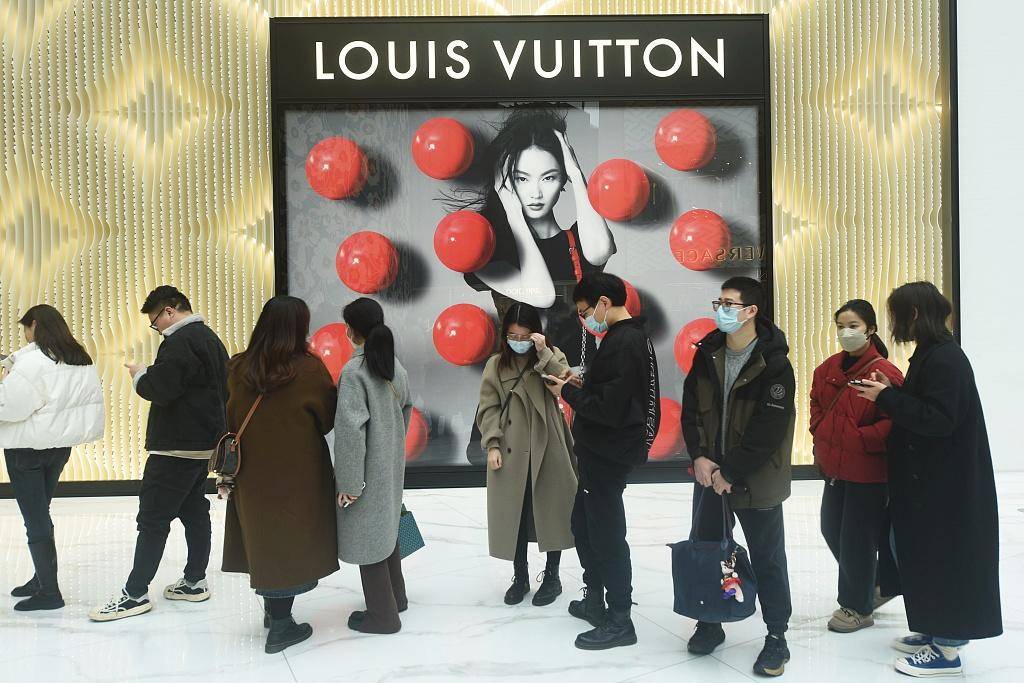 重回万亿元规模,中国人奢侈品消费一年达10420亿