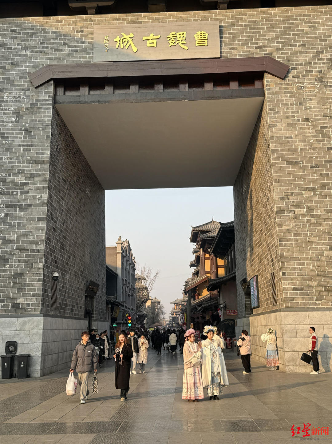 游客穿上汉服到曹魏古城打卡拍照(祁彪 摄)