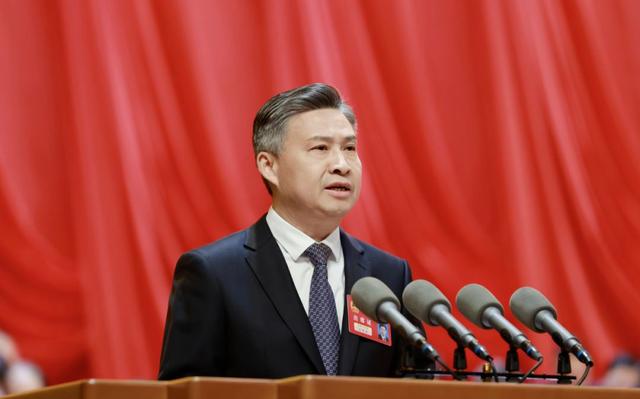 曾长期在湖州市工作,历任安吉县委常委,组织部长,湖州市委宣传部副