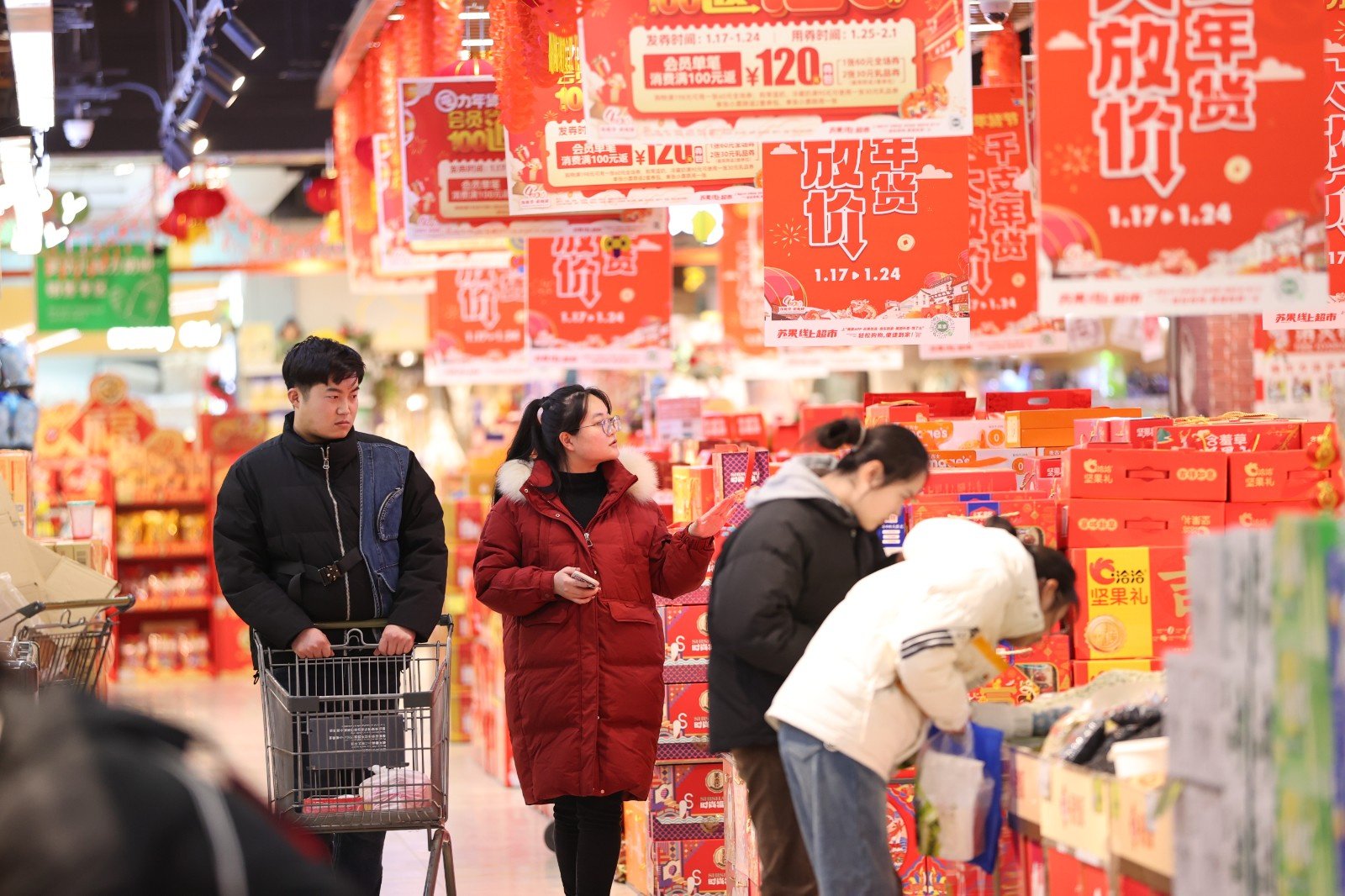 市民在江苏省连云港市赣榆区一家超市选购年货.(图片由cnsphoto提供)