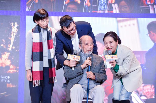 99岁高龄的指挥家曹鹏从上海音速青年志愿服务中心的应急救援,城市