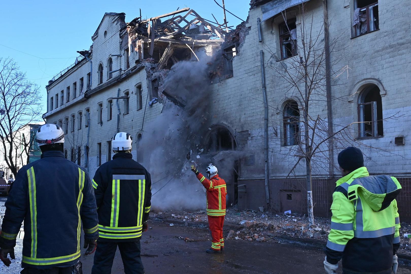 ▲1月17日，乌克兰哈尔科夫救援人员拆除一座被导弹摧毁的房屋 据视觉中国