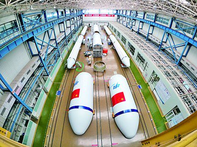 &nbsp;&nbsp;&nbsp;&nbsp;长征七号遥八运载火箭在总装中.