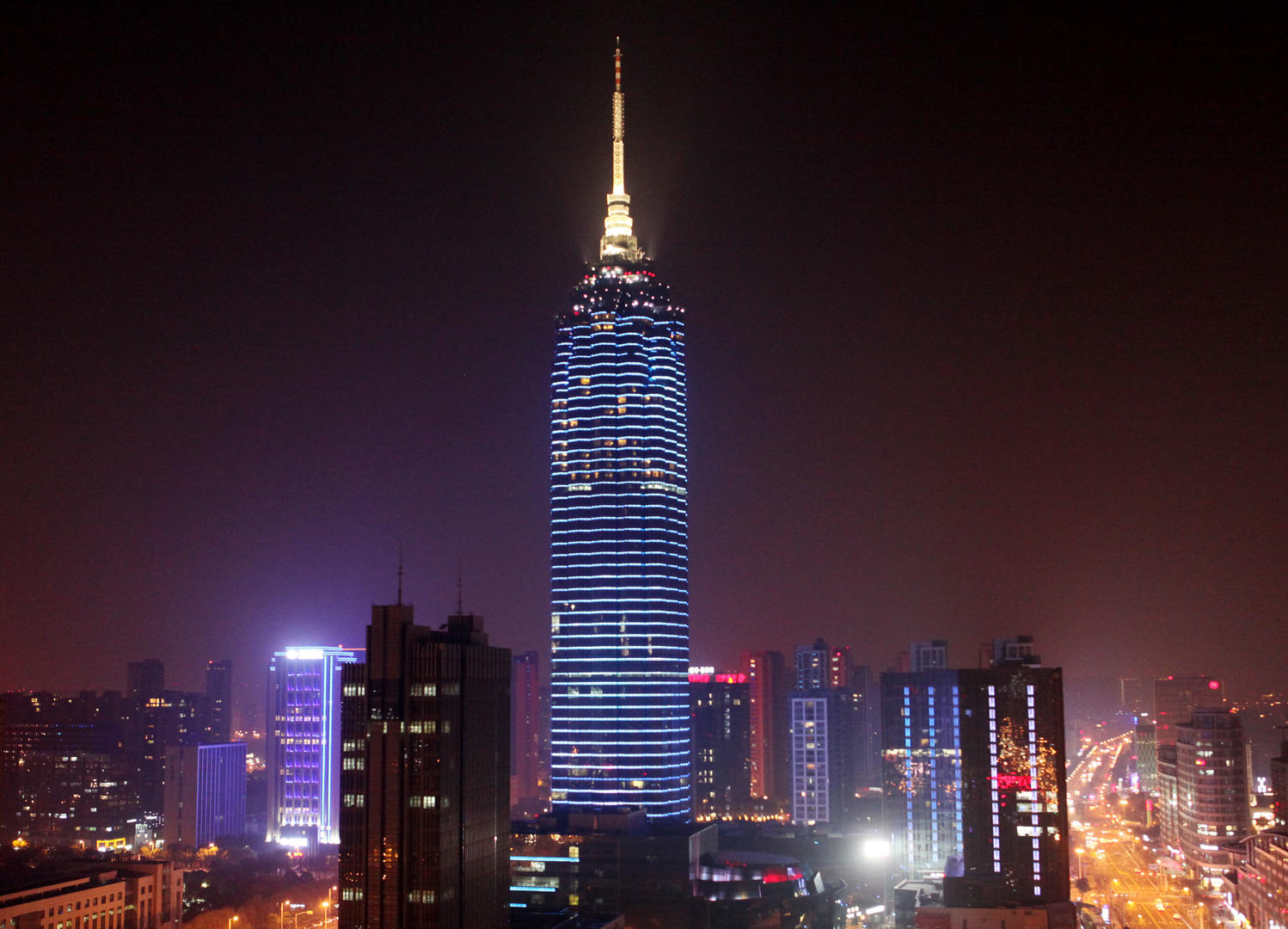 江苏常州,地标建筑现代传媒中心大厦外立面彩灯炫目.图据ic photo