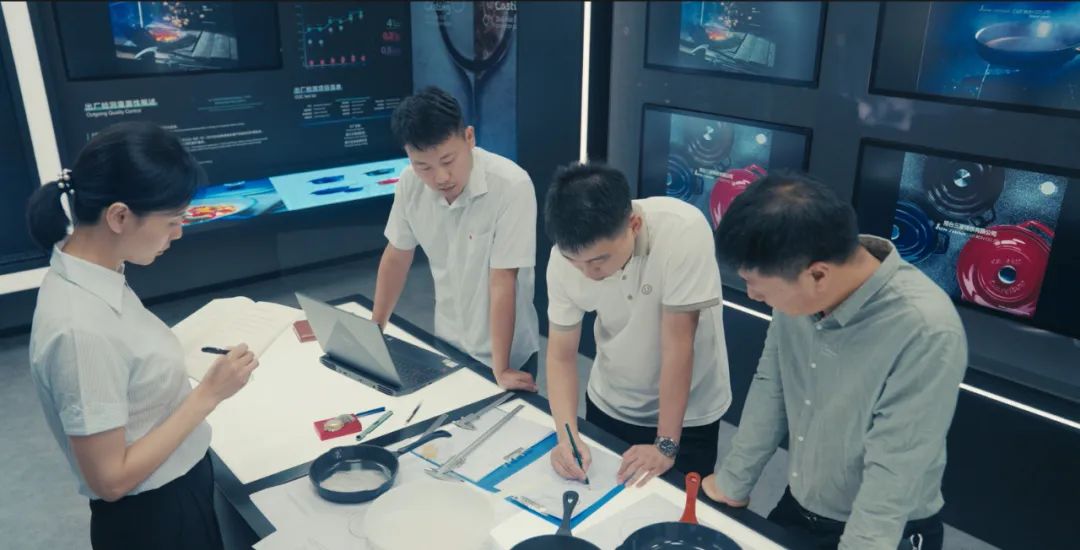 三厦科技研发人员正在构思设计产品.(曹军芳摄)