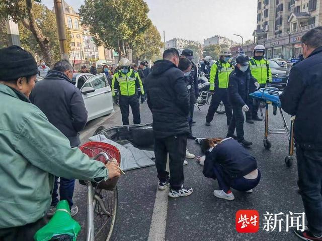 图为开门撞上电动车的现场