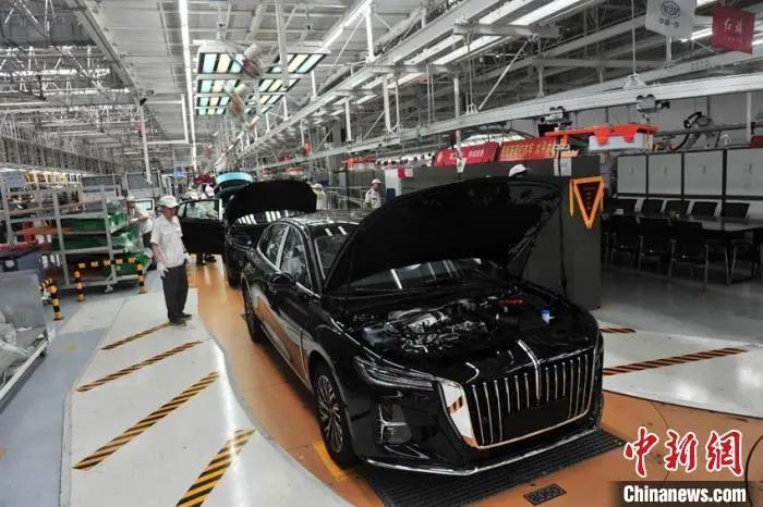 生产线上的红旗新能源汽车.高龙安 摄