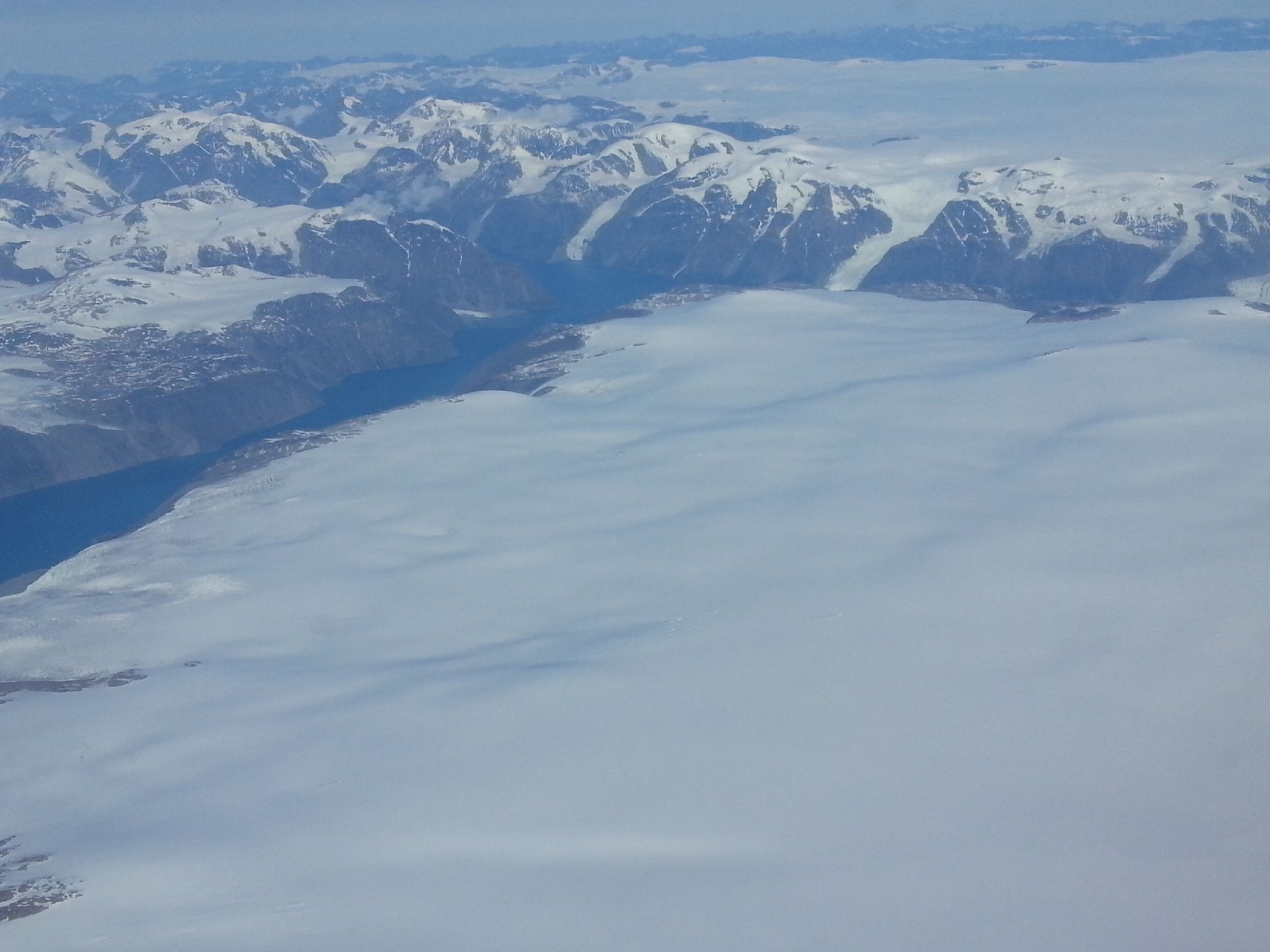 图为2013年7月6日拍摄的格陵兰内陆冰原和冰湖.新华社记者杨敬忠摄