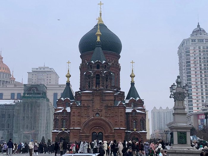 哈尔滨的著名打卡点圣索菲亚教堂，人潮不息。高佳摄