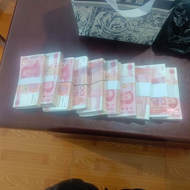落在出租车上的10万元现金