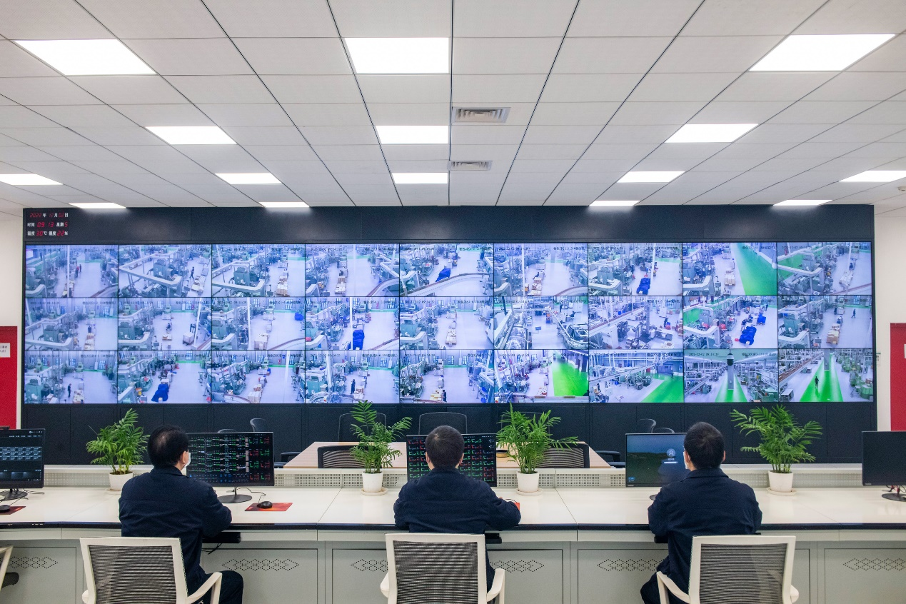 图为常德卷烟厂生产调度指挥中心.