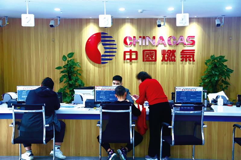 营业厅内,市民正在办理业务▲市民可线上预约燃气业务    本报记者