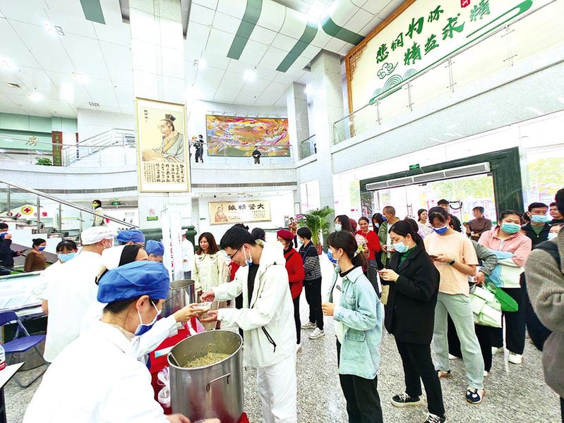&nbsp;&nbsp;广中医门诊大厅里,市民排队品尝腊八粥和养生汤(医院供图
