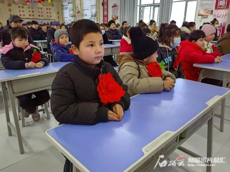 1月15日,表彰大会上,一朵朵大红花佩戴在孩子们的胸前.