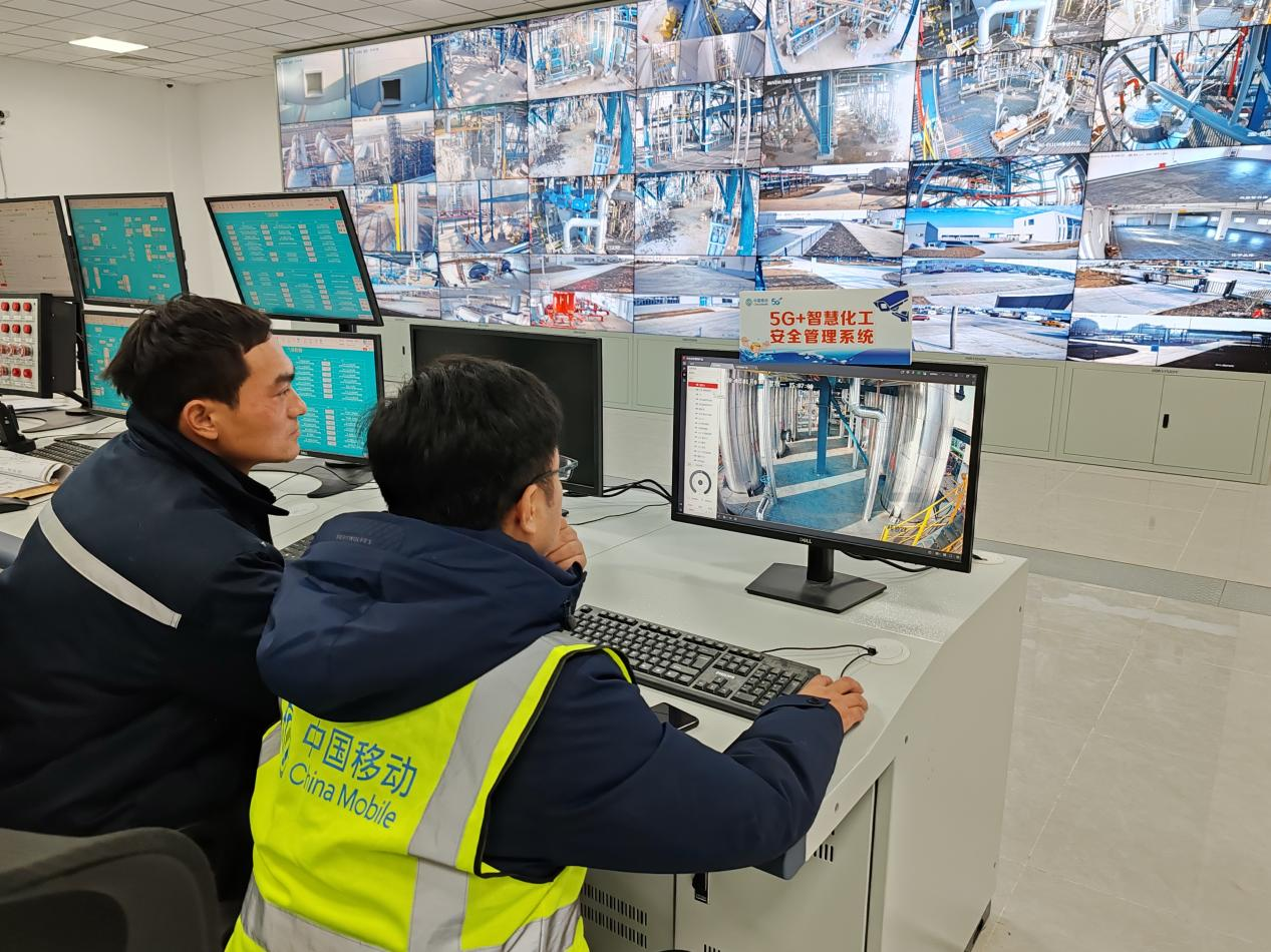 工作人员依托移动"5g 智慧化工安全管理"平台监控查看厂区安全状况