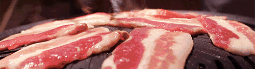 　　烤熟的牛肉再蘸上蘸料，用生菜或苏子叶包裹食用，指定给你香迷糊了！（来源：看齐）