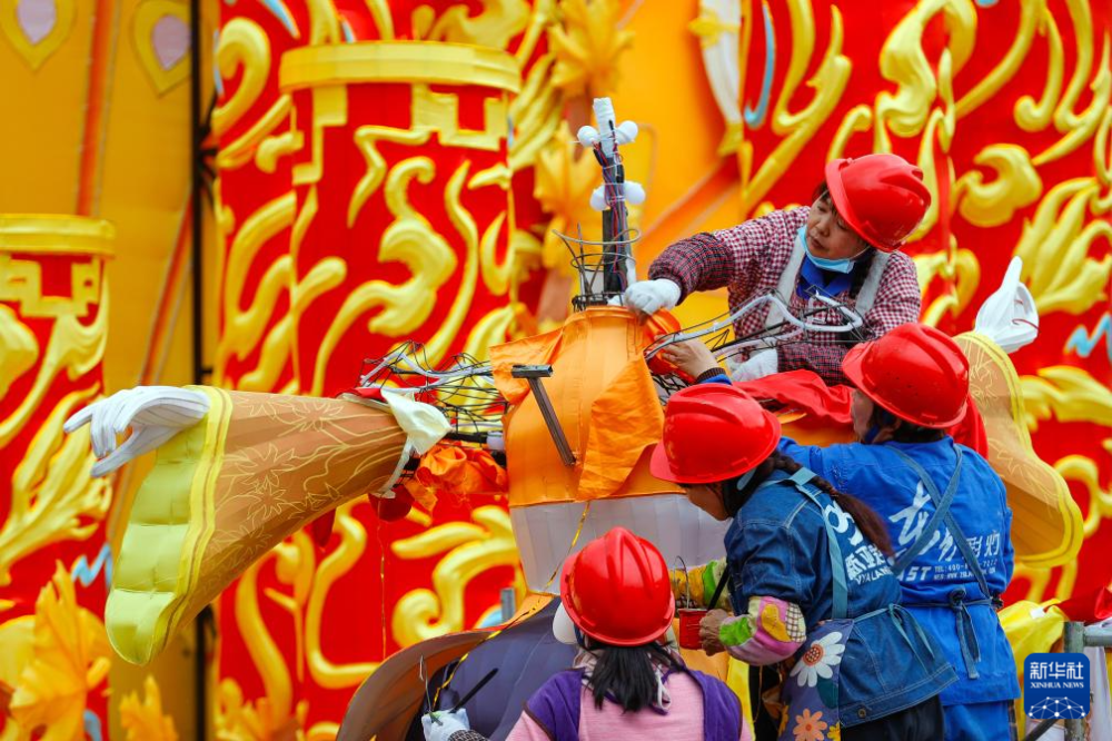 1月18日,在四川省自贡市的中华彩灯大世界内,工人在制作彩灯.