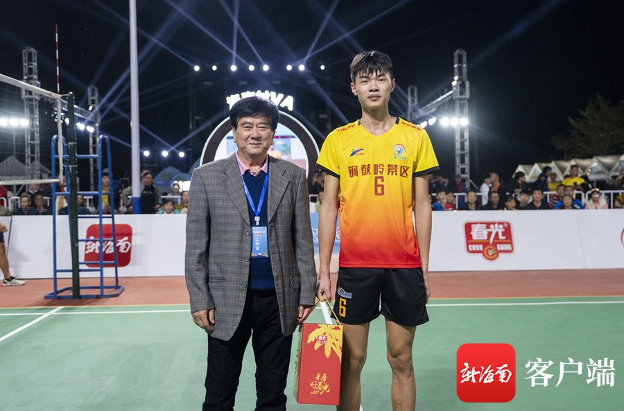 重兴镇斑兰战队对阵昌洒镇黑山羊队获胜 小将符兴泓获最佳球员_新浪