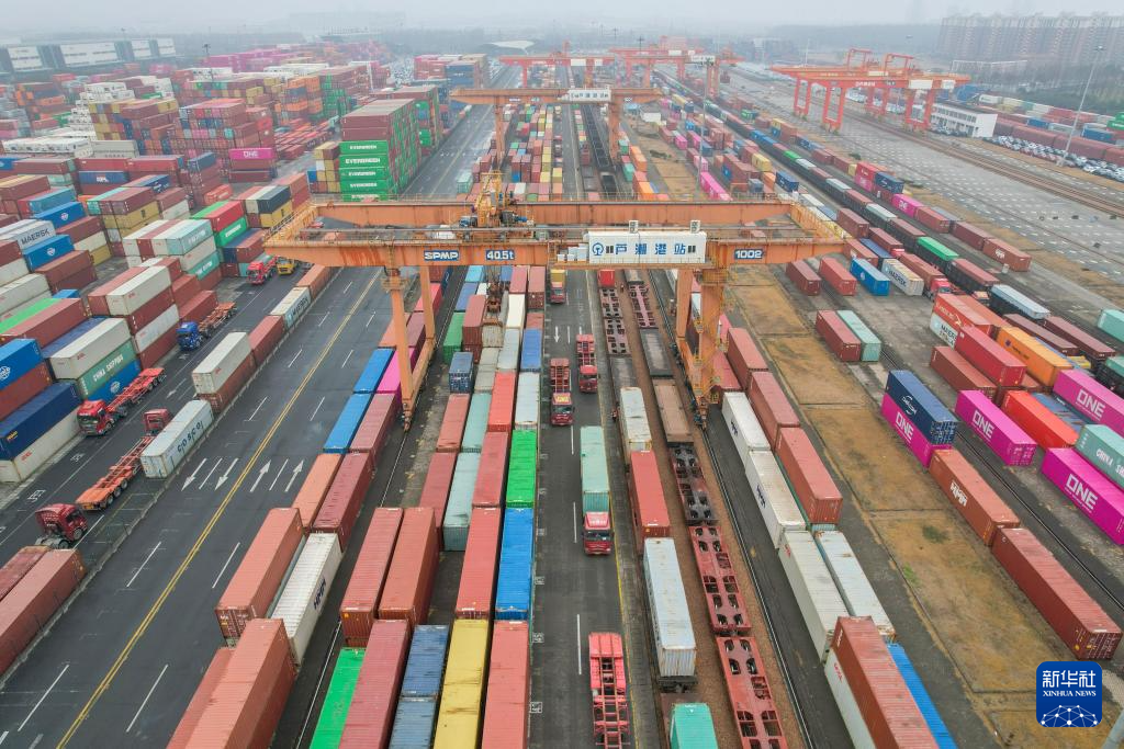 1月19日拍摄的上海芦潮港集装箱中心站(无人机照片).