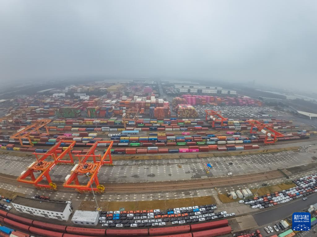 1月19日拍摄的上海芦潮港集装箱中心站(无人机照片).