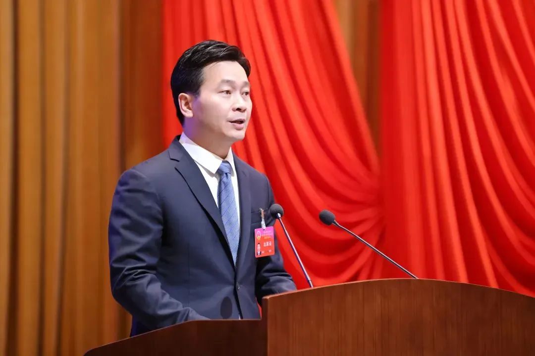 公共管理硕士,中共党员,现任上海市政府副秘书长,浦东新区区委副书记