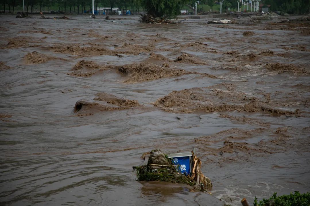 上图:2023年8月1日,门头沟区龙泉镇龙泉雾村,洪水肆虐的永定河