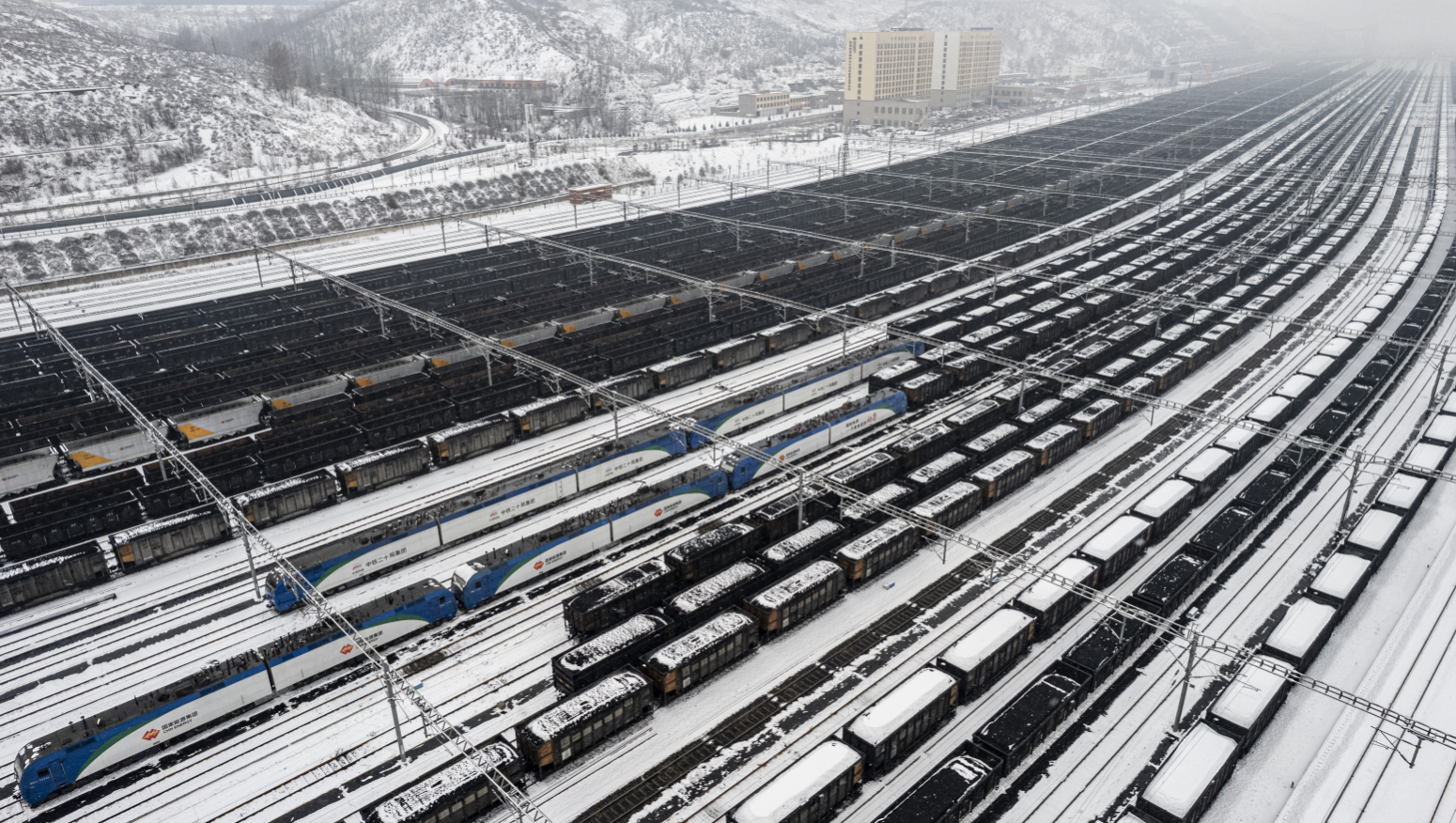 包神铁路集团朱盖塔站整装待发的运煤专列(企业供图)