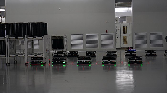 东方日升滁州电池工厂里的AGV小车 图片来源：腾讯云
