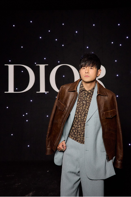 刚结束《嘉年华》演唱会,周杰伦又亮相巴黎时装周