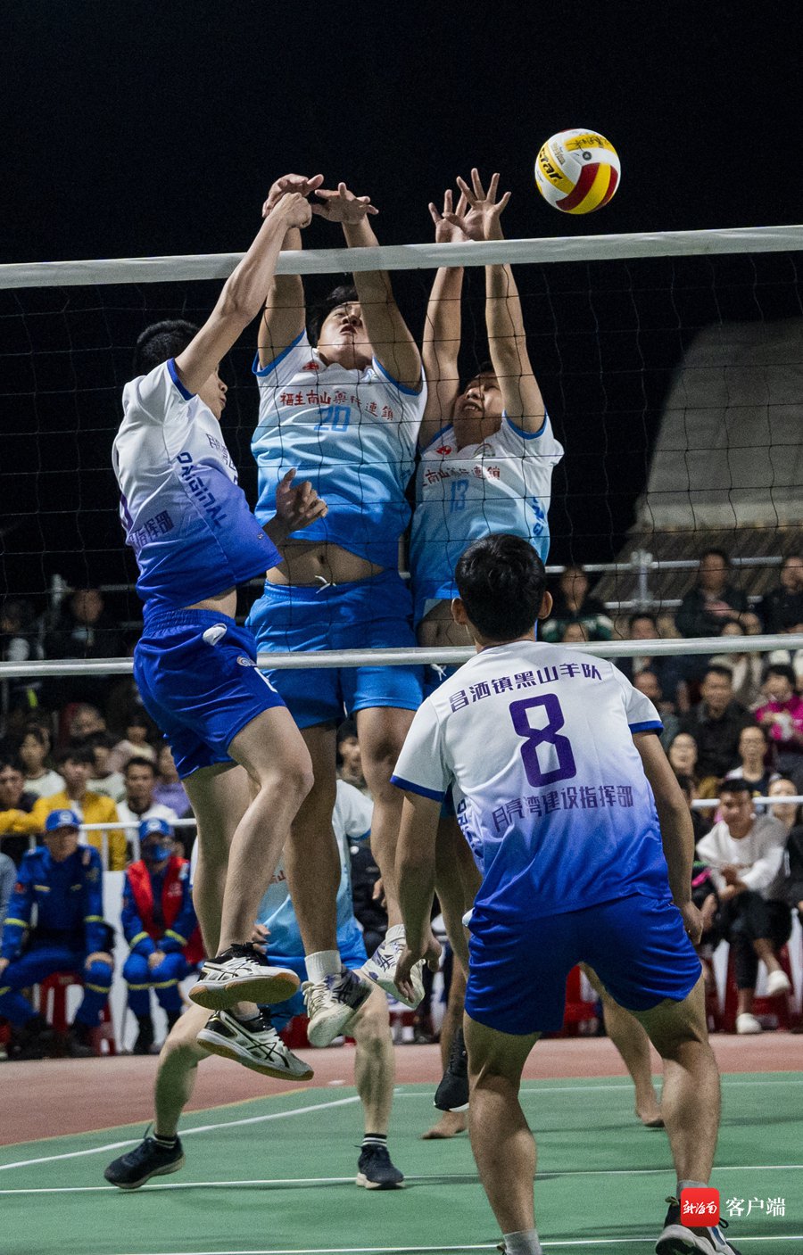 昌洒镇黑山羊队对阵文教镇小刀战队比赛现场.记者 李昊 摄