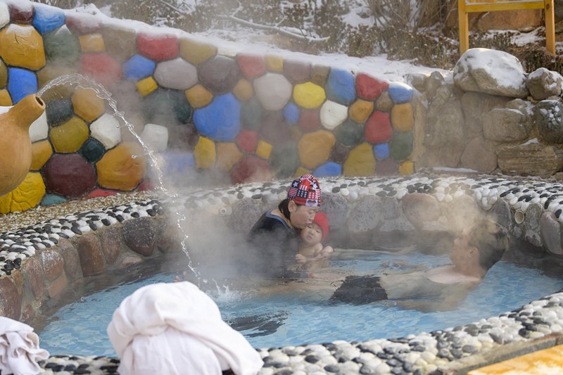 1月20日,在河北省隆化县茅荆坝镇一家温泉城,游客在泡温泉.