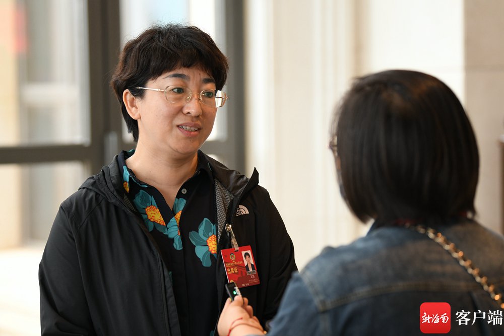 省政协委员王聪接受媒体采访。记者 陈卫东 摄