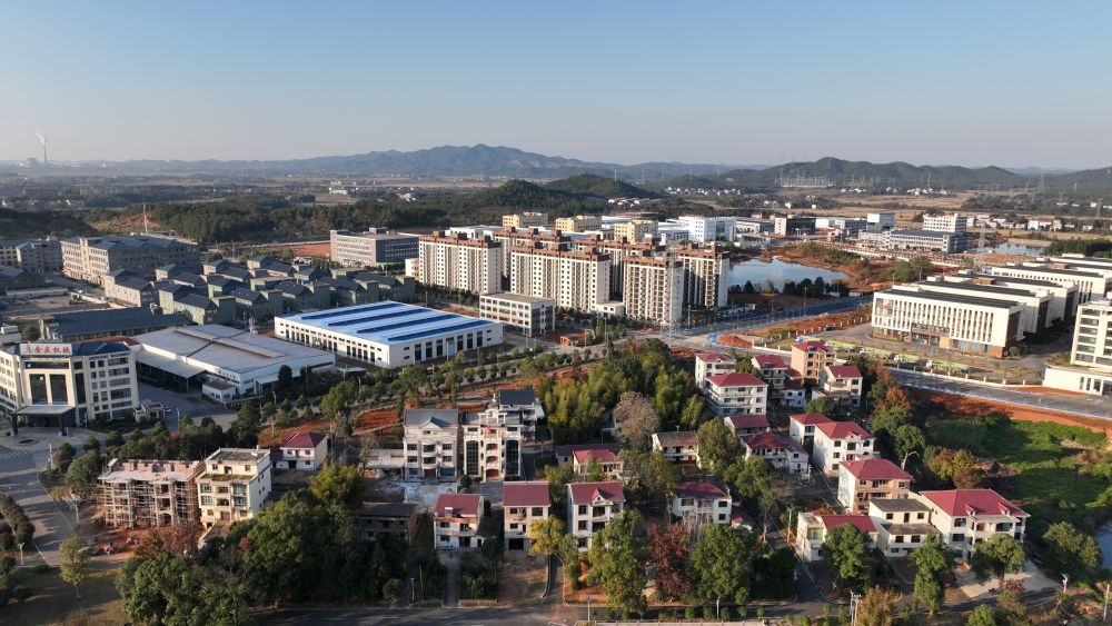 图为余江区锦江镇石港村坐落于产业园附近的出租农房全景.