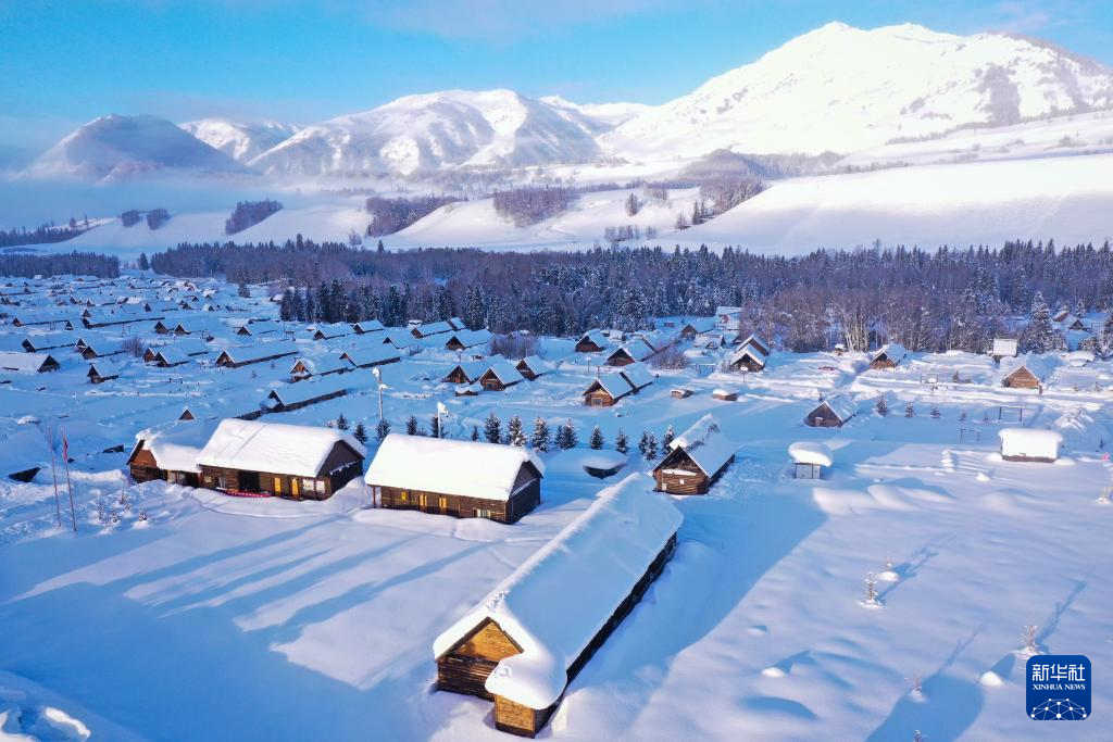 经过连日降雪,新疆阿勒泰地区布尔津县禾木村银装素裹,山峰,村落