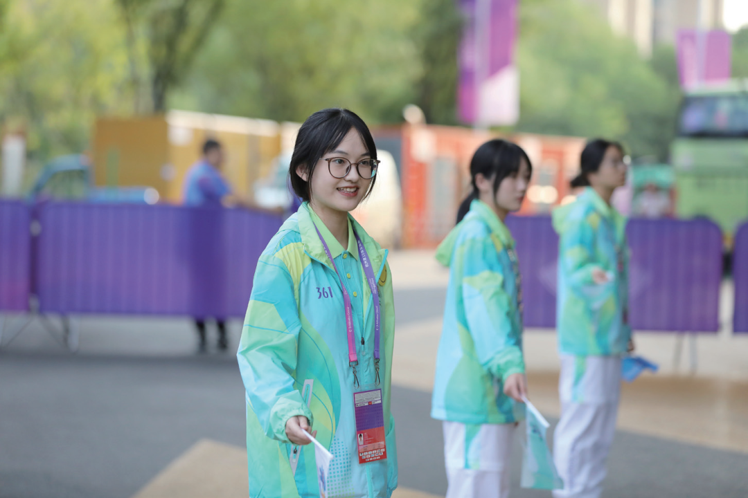 杭州亚运会志愿者"小青荷"为观众疏散指引