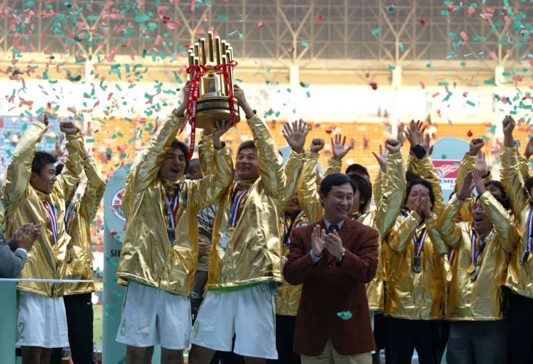 2004年中超联赛,深圳健力宝夺得冠军 图片来源:视觉中国