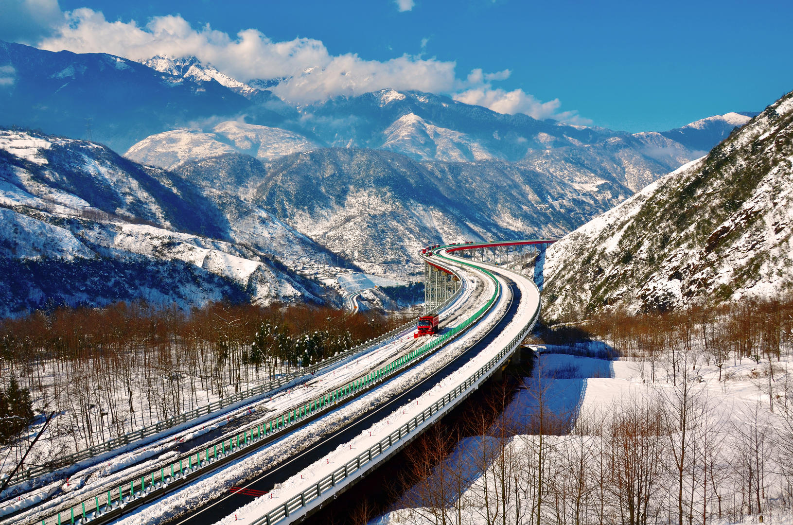 雅西高速泥巴山段气温骤降路面结冰,道路双向管控分流所有车辆