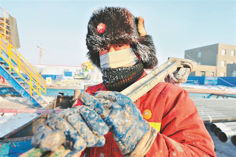 严寒中的石油工人.