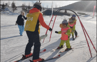 小朋友们正在体验滑雪。石洪宇/摄